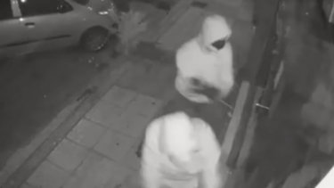 Εντείνονται οι έρευνες της Αστυνομίας για τους δράστες που έκαναν "καταδρομική" σε κατάστημα