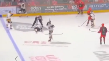 Σοκ σε αγώνα χόκεϊ: Αθλητής σκοτώθηκε όταν παγοπέδιλο αντιπάλου τού έκοψε το λαιμό!