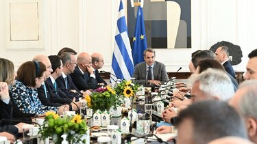 Μητσοτάκης: «Μπόνους» μείωση στο τέλος επιτηδεύματος για επαγγελματίες που δηλώνουν πάνω από τον κατώτατο μισθό 