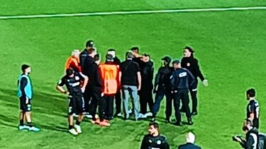 ΟΦΗ: Κατέβηκαν στο γήπεδο και τα "έχωσαν" οι οπαδοί σε παίκτες και Νταμπράουσκας!