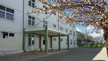 Φέρνουν σόμπες από το σπίτι τους... για να ζεσταθούν οι μαθητές!