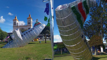 Έβαλαν αντίγραφο του μοιραίου αεροσκάφους της Σαπεκοένσε σε χριστουγεννιάτικο πάρκο της Κολομβίας