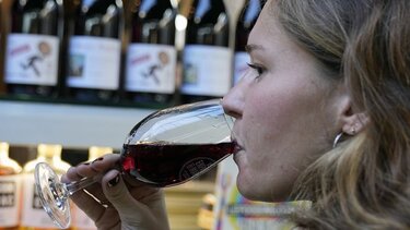 Άνοιξαν τα πρώτα μπουκάλια από το φετινό Beaujolais Nouveau