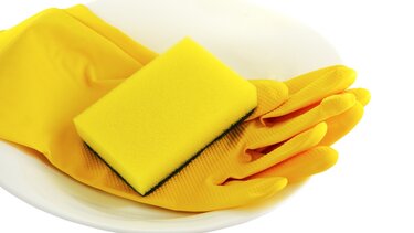 Φούρνος: Το κόλπο με αυτό το υλικό θα κάνει τις σχάρες να λάμπουν σαν καινούργιες