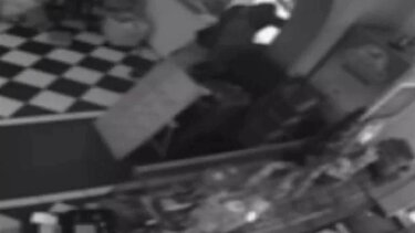 Ο διαρρήκτης είχε αδυναμία στα γλυκά: Εισέβαλε σε ζαχαροπλαστείο, πήρε και μια πάστα φεύγοντας