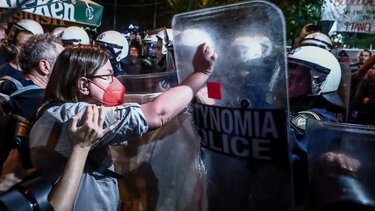 Επεισόδια με φωτιές σε κάδους και χημικά στα Εξάρχεια