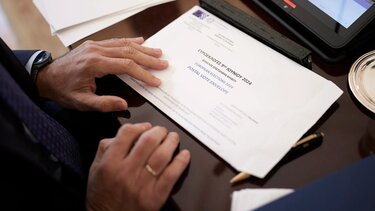 Νομοσχέδιο για επιστολική ψήφο: Τίθεται προς ψήφιση στην Ολομέλεια την Τετάρτη