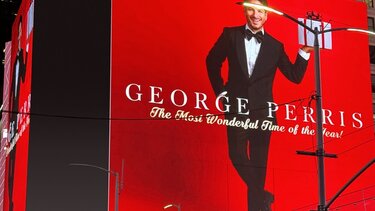 Αυτός είναι ο Έλληνας τραγουδιστής που που μπήκε στο billboard της Νέας Υόρκης