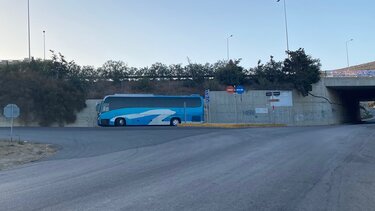 Στάθμευσαν παράνομα το πούλμαν στο πιο ακατάλληλο σημείο