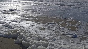 Το εντυπωσιακό φαινόμενο "Cappuccino coast" στην παραλία του Κομμού!