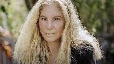 Μπάρμπρα Στρέιζαντ: Καταγγέλλει την άνοδο του αντισημιτισμού και φασισμού στις ΗΠΑ 