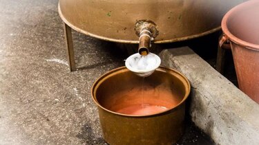 Η πρώτη ηχηρή εμφάνιση θα γίνει σε… ρακοκάζανο!