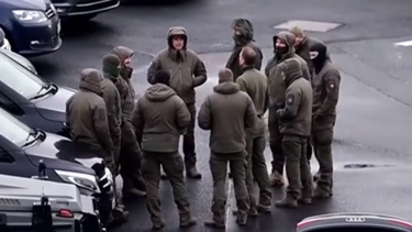 Αμβούργο: Ένας 35χρονος Τούρκος είναι ο ένοπλος που κρατά όμηρο την τετράχρονη κόρη του 