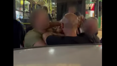 Έπαιξαν ξύλο για το παράνομα σταθμευμένο αυτοκίνητο