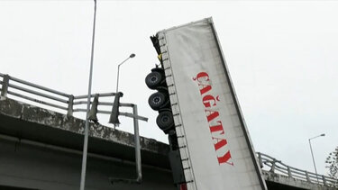 Θεσσαλονίκη: Φορτηγό έπεσε από γέφυρα - Δείτε βίντεο