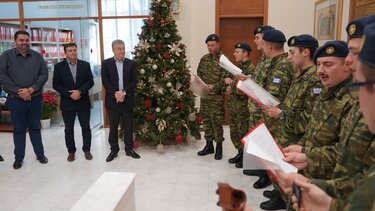 Ευχές και χριστουγεννιάτικα κάλαντα στον Περιφερειάρχη Κρήτης 