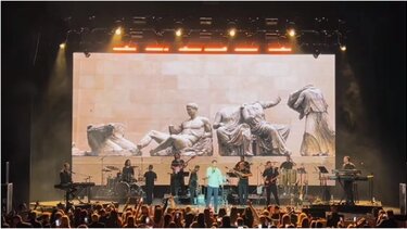 Κωνσταντίνος Αργυρός: Τραγούδησε την «Αθήνα μου» στο Τορόντο με φόντο τα Γλυπτά του Παρθενώνα 