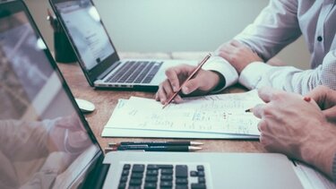 "Αιτία πολέμου" η εγκύκλιος του υπουργείου Εργασίας που επεκτείνει τον χρόνο απλήρωτης δουλειάς