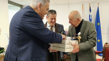 Ευχές και δώρα στον Λαμπρινό από το προεδρείο της ΔΕΕΠ - Επιστολή προς τον Πρωθυπουργό από τον Δήμαρχο