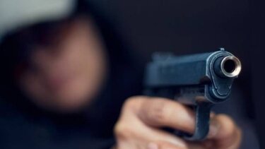 Απείλησε τη γυναίκα του με όπλο