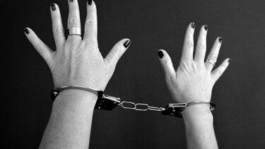  Xειροπέδες σε 44χρονη για παράνομα τυχερά παιχνίδια