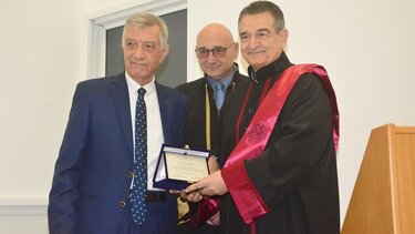 Συγκίνηση στην τελετή ορκωμοσίας των αποφοίτων της Ιατρικής Σχολής