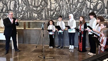 Πρωτοχρονιάτικα κάλαντα στον Κουτσούμπα από την Παλαιστινιακή Παροικία