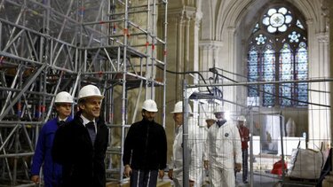 Ο Εμανουέλ Μακρόν στην Παναγία των Παρισίων