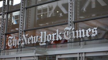 Αγωγή των New York Times κατά OpenAI: "Εκπαίδευσαν" το ChatGPT με τα άρθρα τους 
