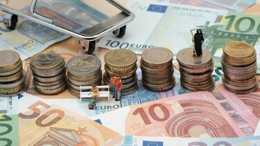 Προϋπολογισμός 2024: Οι αυξήσεις σε 8 προγράμματα και επιδόματα αλληλεγγύης