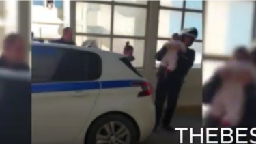 Με περιπολικό συνοδεία ομάδας ΔΙΑΣ στο νοσοκομείο 20 μηνών κοριτσάκι