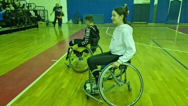 Βιωματική εμπειρία για μαθητές – Έπαιξαν μπάσκετ σε αναπηρικά αμαξίδια 