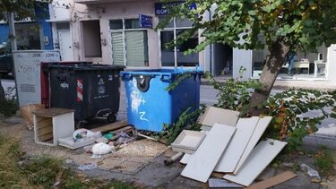 Τα σκουπίδια κλείνουν το πεζοδρόμιο 