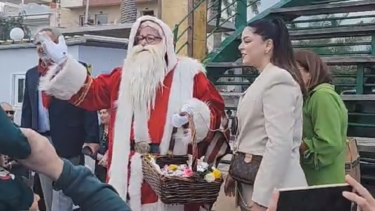 Σητεία: Έφτασε με... τιμές ο Άγιος Βασίλης και μοίρασε δώρα