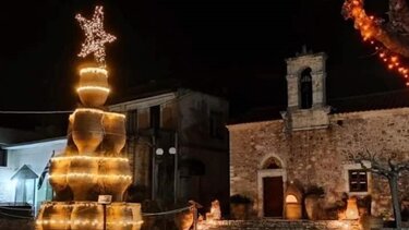 Εντυπωσιάζει ο εορταστικός στολισμός στο Θραψανό