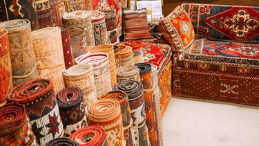 Λάρισα: Σπείρα έκλεψε περισσότερα από 250 χαλιά από εταιρία καθαρισμού