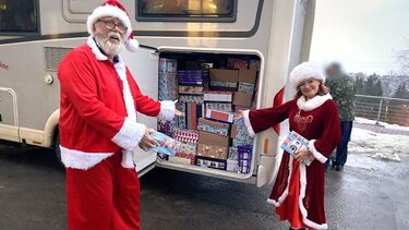 Μια σταλιά αγάπης από θαρραλέο ζευγάρι Βρετανών σε παιδιά της Ουκρανίας