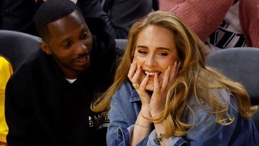 Adele: Επιβεβαίωσε δημόσια ότι εκείνη και ο Ριτς Πολ έχουν αρραβωνιαστεί 