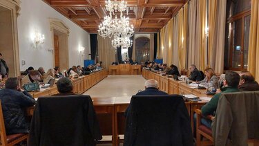 Κατά πλειοψηφία "πέρασαν" οι αυξήσεις στα δημοτικά τέλη - Διαμαρτυρία κατά των αυξήσεων- Βίντεο