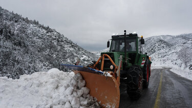 Σέρρες: Εκχιονιστικό μηχάνημα συγκρούστηκε με νταλίκα
