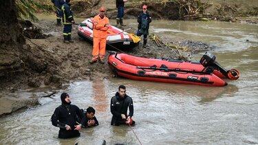 Κορυφώνεται η αγωνία για τον 45χρονο που παρασύρθηκε από χείμαρρο - Πού επικεντρώνονται οι έρευνες