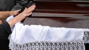 Άνοιξαν το φέρετρο στην εκκλησία και αντίκρισαν... άλλον νεκρό!