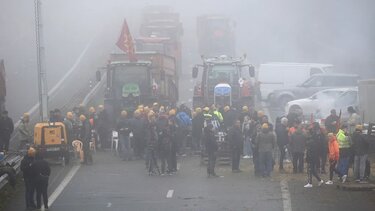 Οι Γάλλοι αγρότες πιέζουν την κυβέρνηση με τις κινητοποιήσεις τους