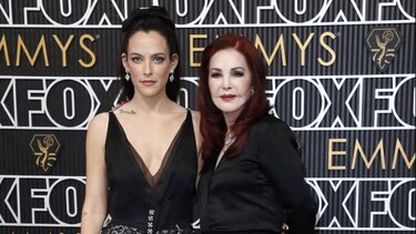  Πρισίλα Πρίσλεϊ- Ράιλι Κίου: Χαμογελαστές στο κόκκινο χαλί των Emmy μετά τη δικαστική διαμάχη για την κληρονομιά