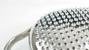 Χρησιμοποιείτε με λάθος τρόπο τον τρίφτη – Το κόλπο για να εξοικονομείτε χρόνο στη μαγειρική