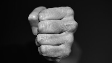 Η αργοπορημένη προσέλευση του μαθητή "έφερε" την μπουνιά!