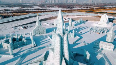 Αριθμό ρεκόρ τουριστών προσέλκυσε η “πόλη του χιονιού” στις τριήμερες διακοπές της φετινής Πρωτοχρονιάς