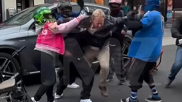 Άγριος ξυλοδαρμός του Ian Ziering στη μέση του δρόμου