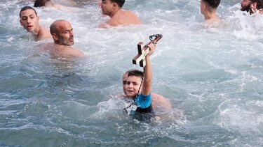 Αγιασμός των υδάτων στο Ηράκλειο - Ένας 8χρονος έπιασε τον σταυρό - Βίντεο και φωτογραφίες