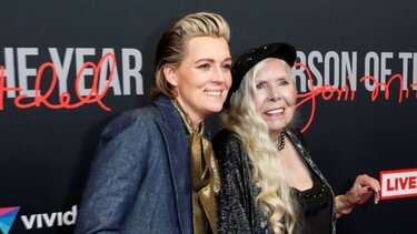 Η θρυλική τραγουδίστρια Τζόνι Μίτσελ στη σκηνή των βραβείων Grammy